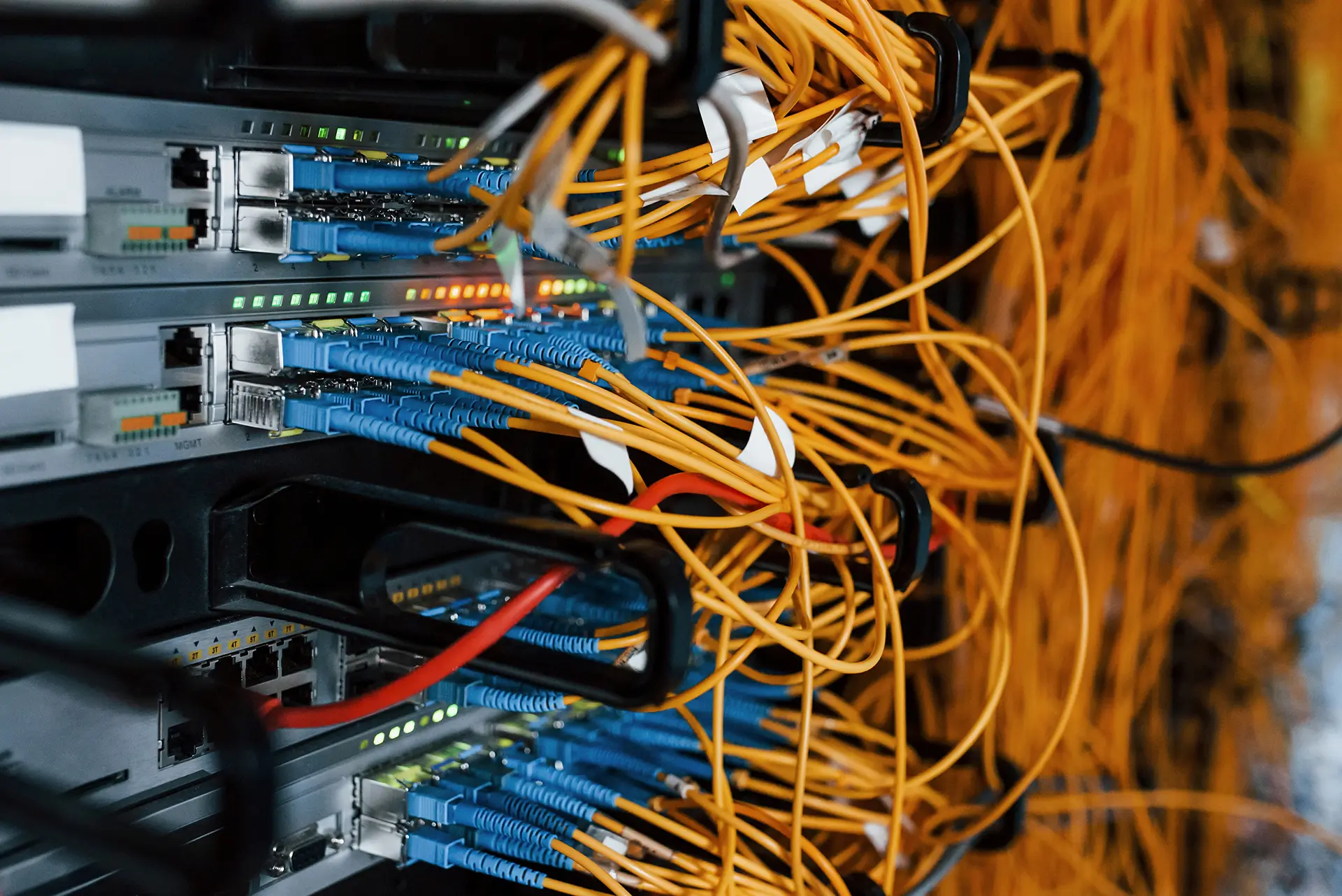 Netzwerkinfrastruktur zoom Ansicht Patchpanels Switches etc.